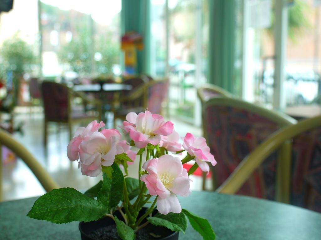 Hotel Maena Rimini Extérieur photo